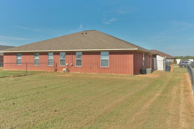 Building Photo - 16141 Rolling Meadows Dr