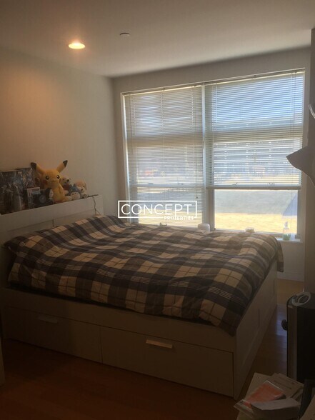 Building Photo - 601 Albany St