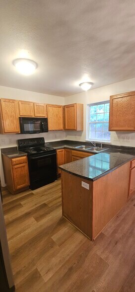 Building Photo - 119 Creekside Dr