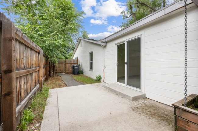 Building Photo - 527 S Bryan Ave
