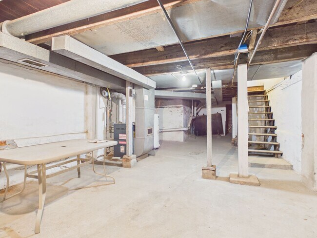 Building Photo - Large 4 Bedroom Single Family on Reily St.