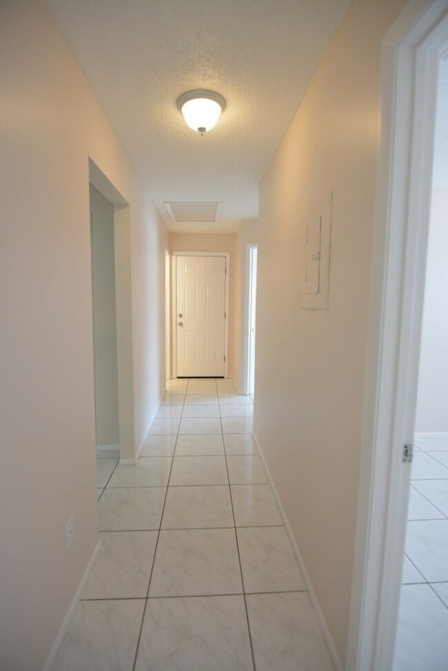 Building Photo - East Orlando 3/2 duplex. TILE FLOORS, Fresh paint, community pool!