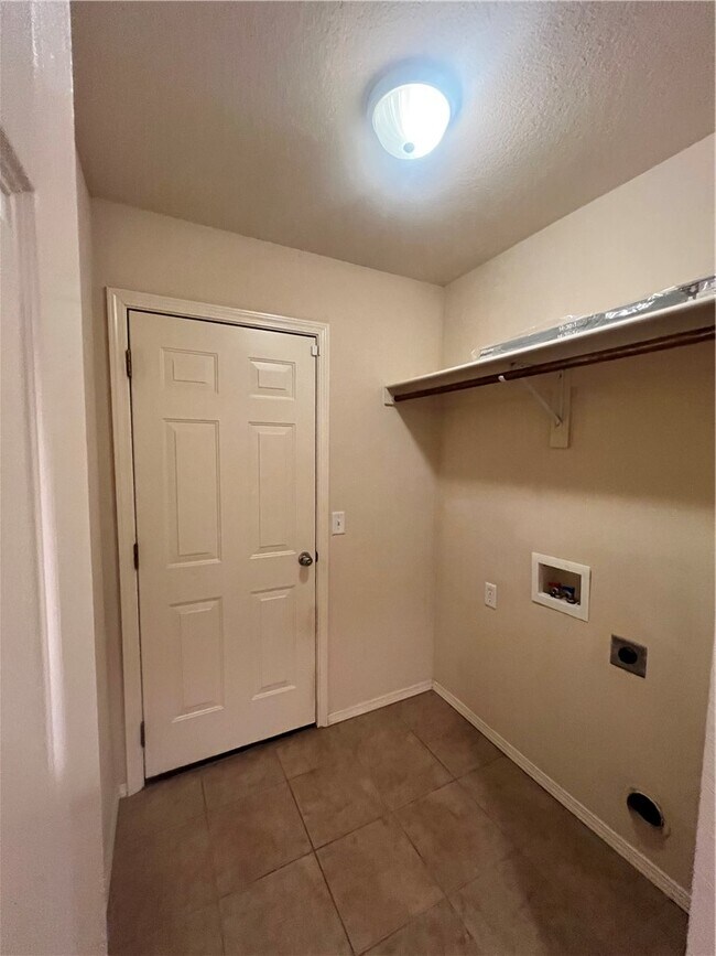 Building Photo - 555 Cascade Cir