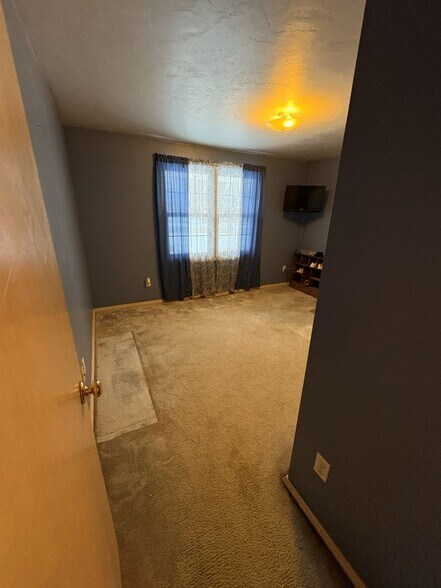 upstairs bed 1 - 13501 Velp Ave