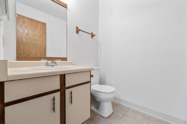 Building Photo - Upper 2 Bedroom 1.5 Bathroom Apartment  Available