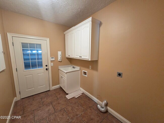 Building Photo - 3401 Hillcrest Dr