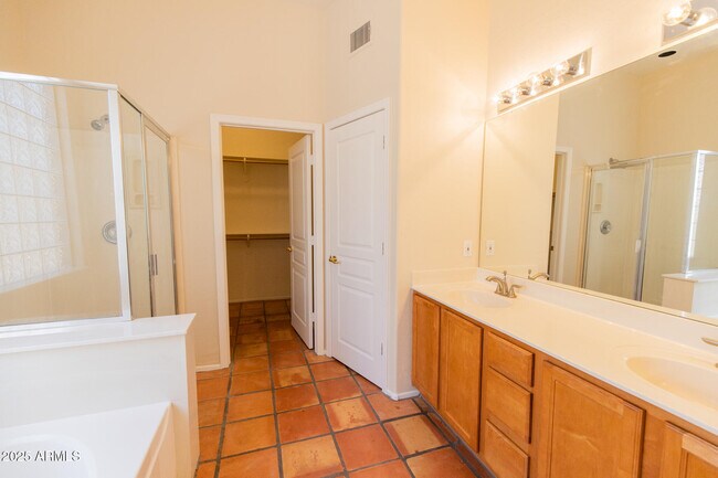 Building Photo - 770 W Aloe Pl