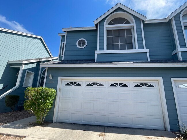 Building Photo - Stylish 2-Bed Townhome with Loft & Dual Pr...