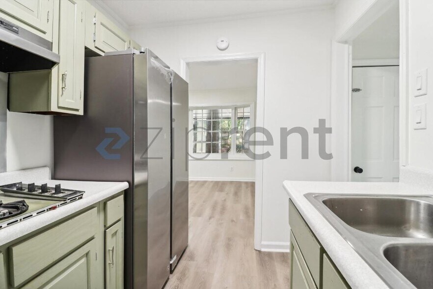 Building Photo - 4810 Chapel Hill Rd