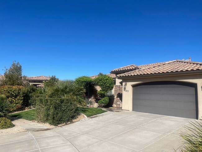 Building Photo - Beautiful Single Level Property with a Big...