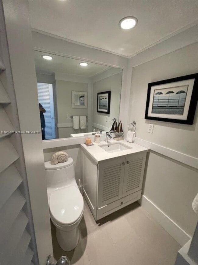 Building Photo - 5313 Collins Ave