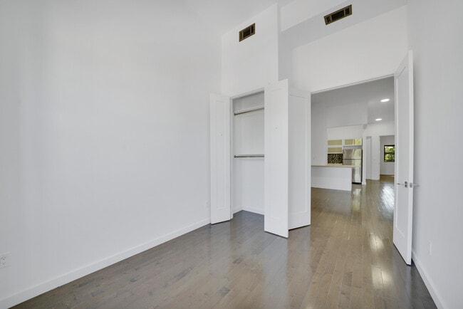 Building Photo - 1106 Halsey St