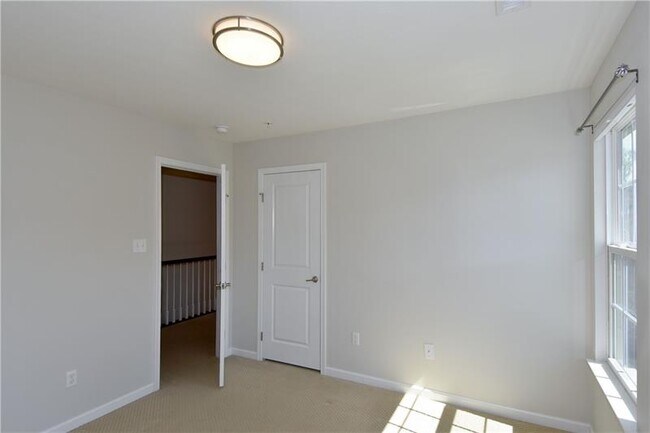 Building Photo - 616 Edison Dr