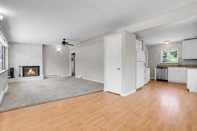Building Photo - $1,995 - 3 Bed, 1 Bath Duplex Unit in Litt...
