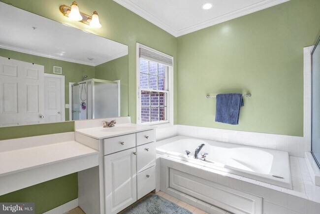 Building Photo - 12410 Meadow Field Dr
