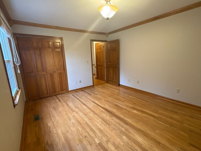 Building Photo - Charming Home Near Lakewood Golf & Country Club in Tullahoma...