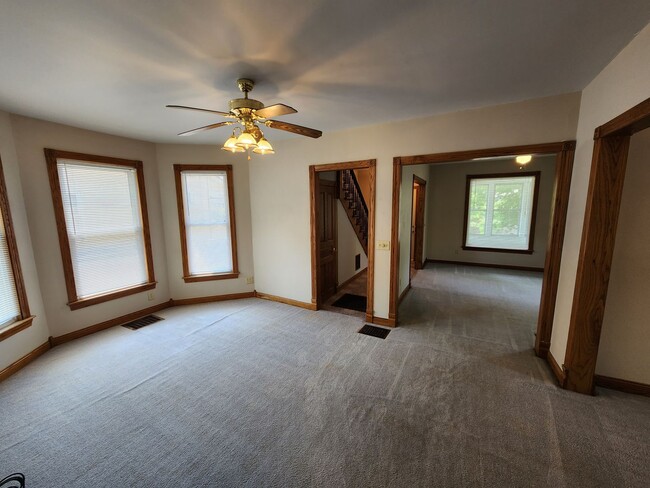 Building Photo - Single Family 3 bedroom 1.5 bath in Moline