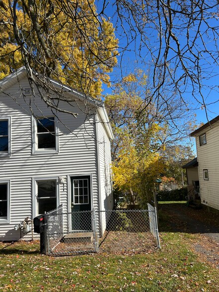 Building Photo - 215 W 1st St S