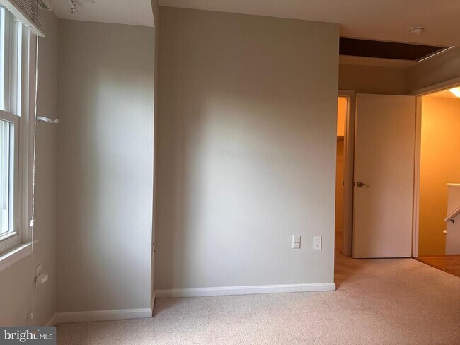 Building Photo - 13 Carriage House Cir