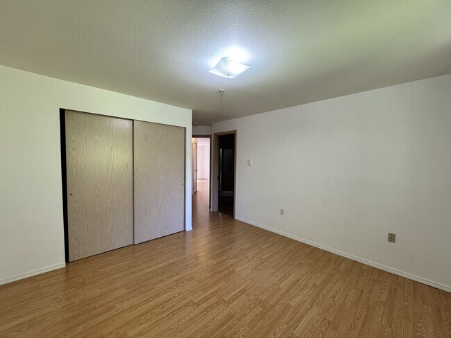 Building Photo - Spacious 3 bed 1.75 bath top floor unit in Des Moines