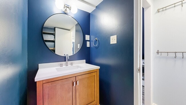 Building Photo - Adorable 2bd/1.5bth Townhome w/1 reserved parking space