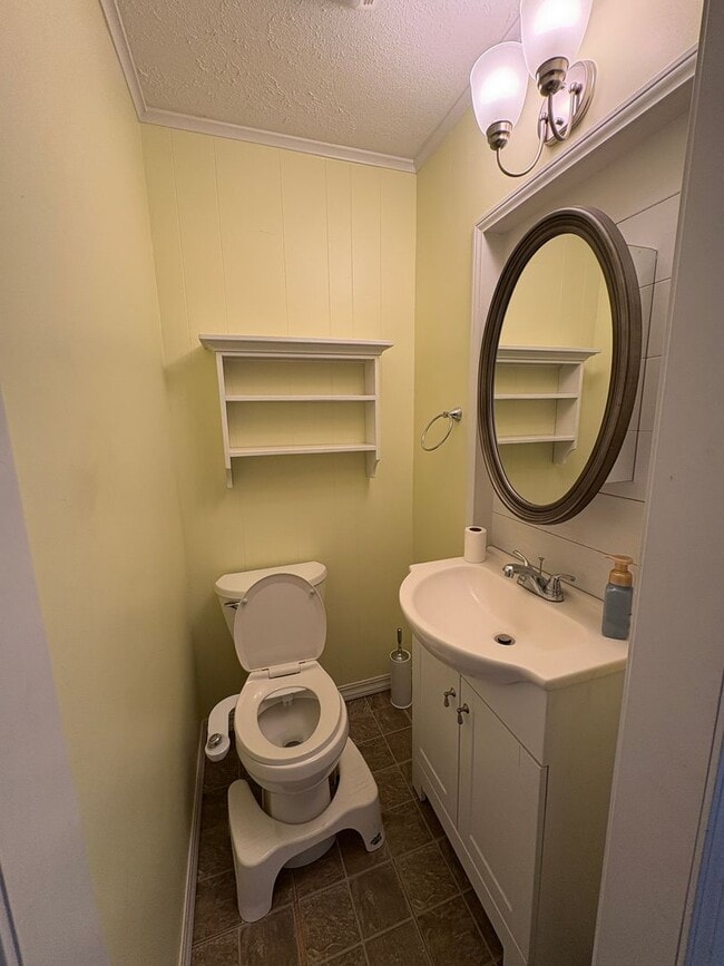 Building Photo - Move in special! 6 month lease option!