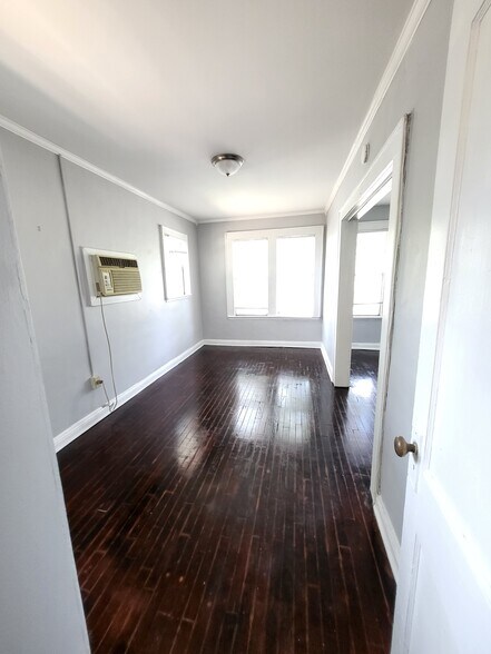 Building Photo - 1718 Pine Grove Ave