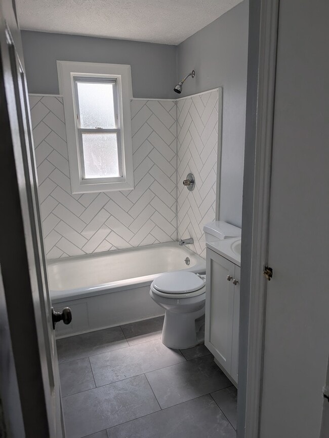 Building Photo - Spacious 5BR 2BA SFR w/ In-Unit W/D • Off Street Parking in Euclid