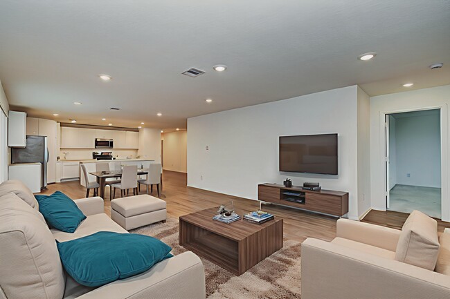 Building Photo - 9211 Redwood Br Dr