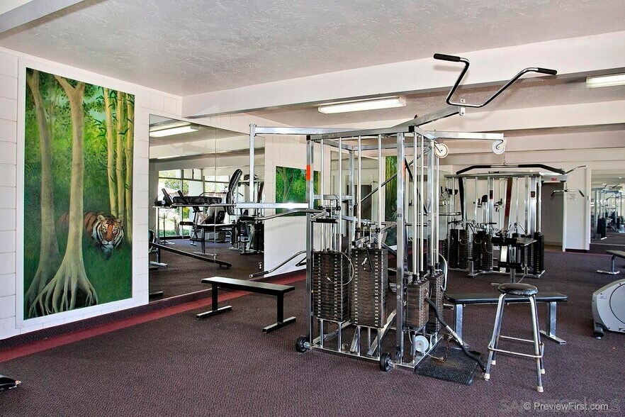 well equipped gym, rarely busy! - 3050 Rue Dorleans