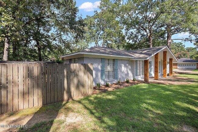 Building Photo - 36 Pebble Hill Dr