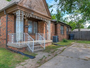 Building Photo - Updated DUPLEX + Minutes away from The Plaza, Paseo, Midtown, Uptown District!