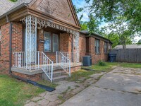 Building Photo - Updated DUPLEX + Minutes away from The Pla...