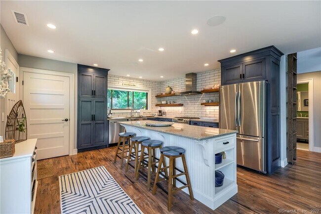 Building Photo - 8 Cedar Point Dr