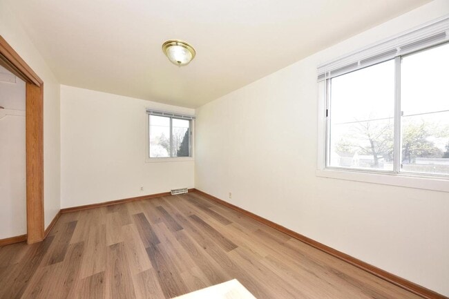 Building Photo - 1104 Green Tree Rd
