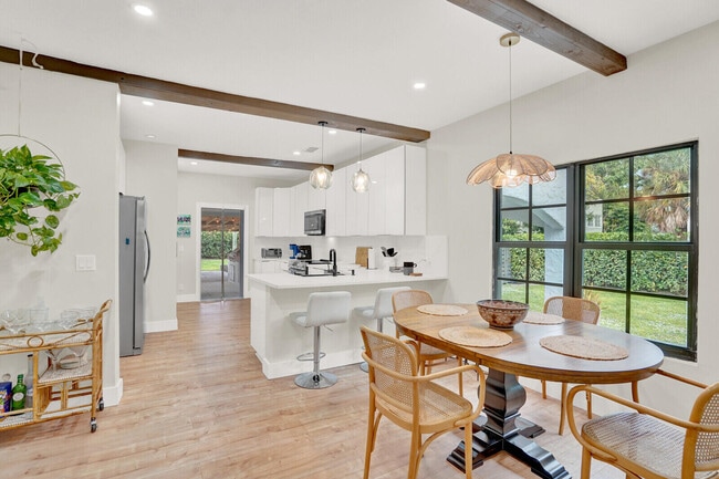 Building Photo - 727 Fernwood Dr