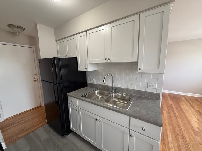Building Photo - 3001 N Thatcher Ave