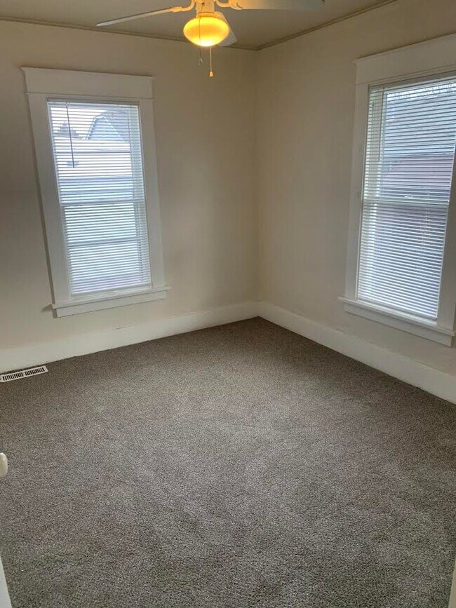 Building Photo - Recently Updated