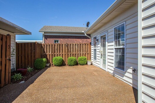 Beautiful Private Courtyard and Grill - 7111 Sunrise Cir