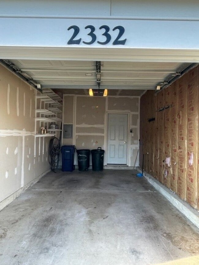 Building Photo - beautiful 2 bed 2.5 Bath spacious town home