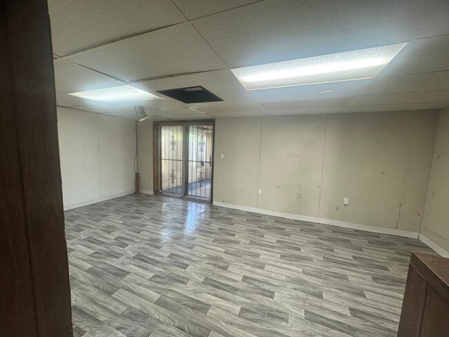 Building Photo - 570 Jamestown Ct