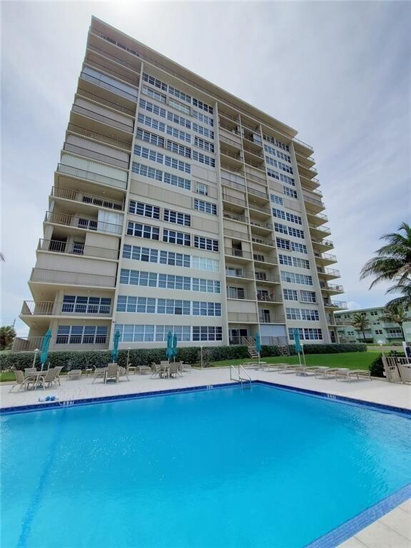 Building Photo - 1021 Hillsboro Mile