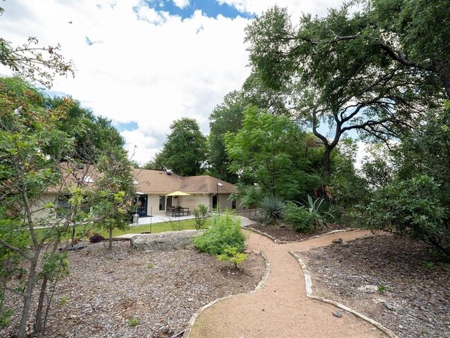 Building Photo - 2110 Wychwood Dr