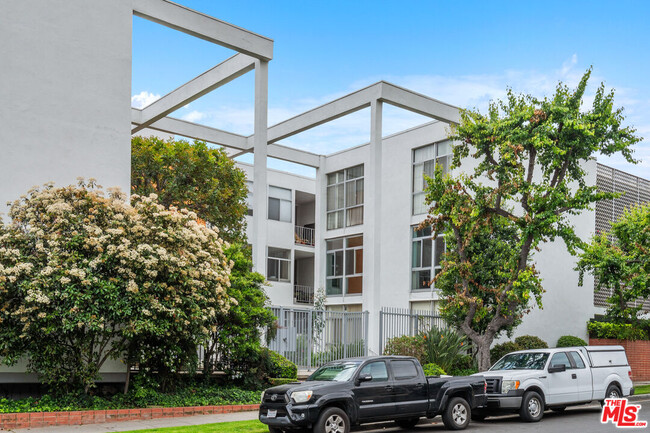 Building Photo - 7960 Selma Ave