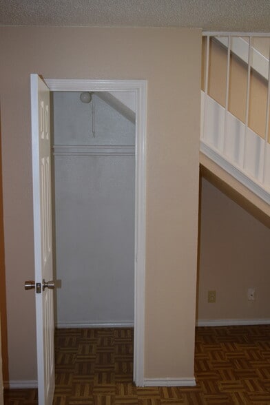 Building Photo - 10657 Starcrest Dr