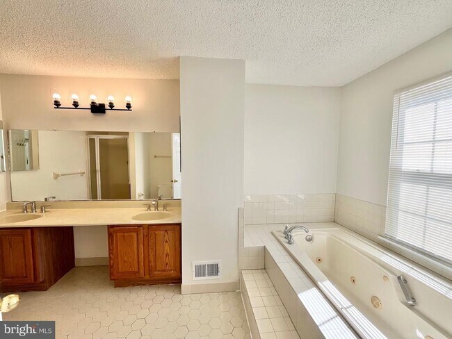 Building Photo - 33 Ketley Pl