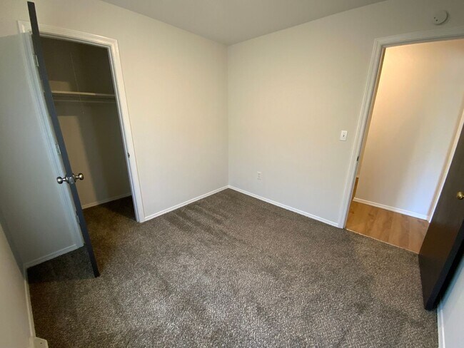 Building Photo - 409-411 Brewer Dr