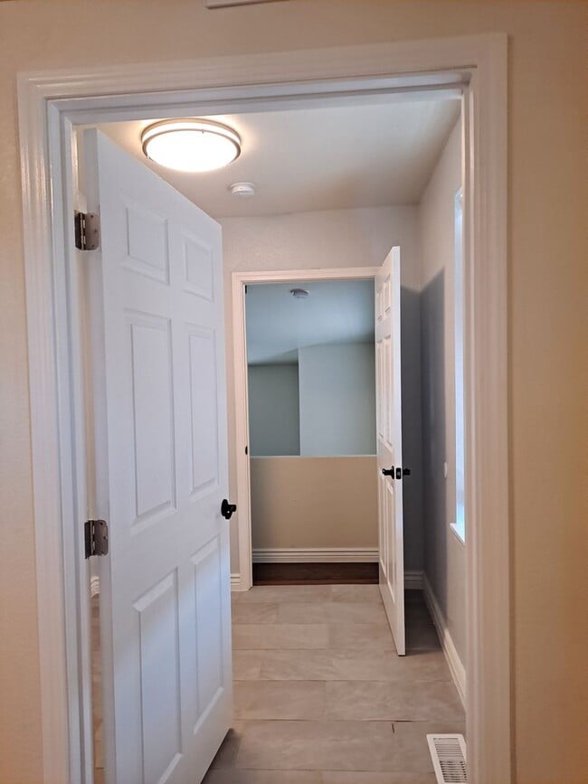 Building Photo - ALL PROSPECTIVE TENANTS MUST SUBMIT A $58 ...