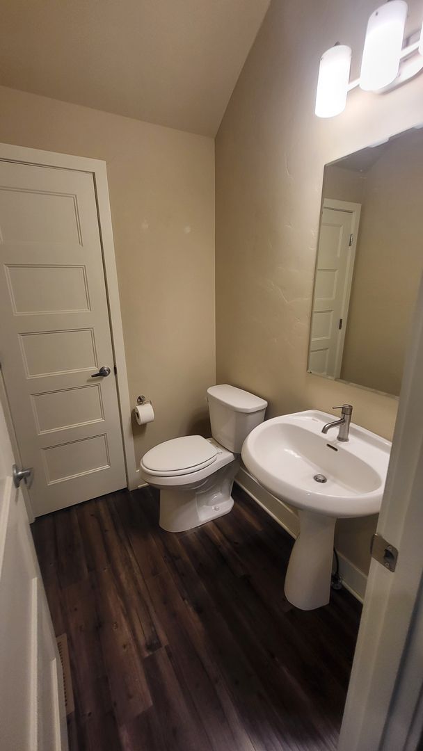 Building Photo - 3 Bed 2.5 bath plus bonus-Fenced-corner lo...