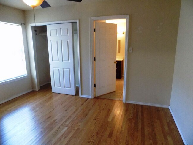 Building Photo - 636 W Norwood Ct